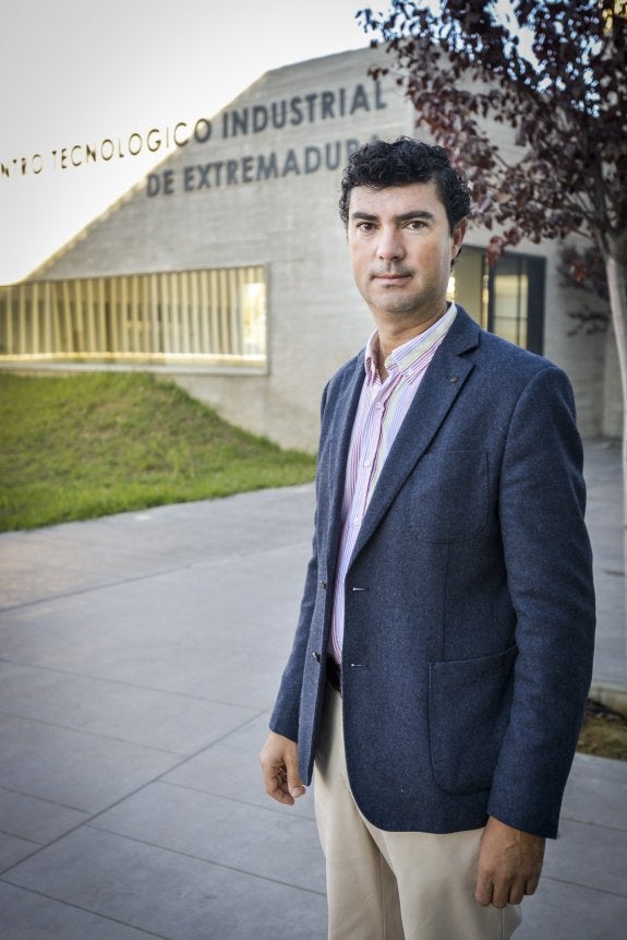 Cristóbal Maza, a la entrada de Cetiex. :: j. v. arnelas