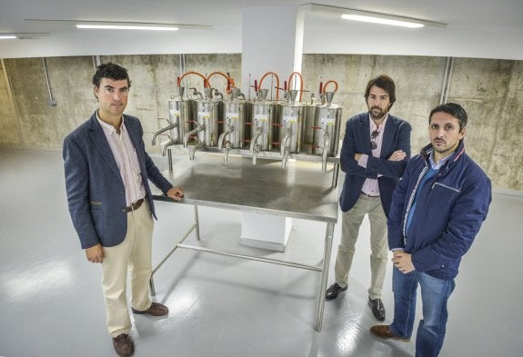 Cristóbal Maza, Fernando Rivas y Sergio González, con los digestores a escala que se utilizan para hacer las pruebas. :: j. v. arnelas