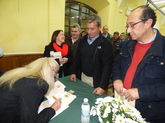 La autora firmó numerosos ejemplares tras la presentación. :: MAM