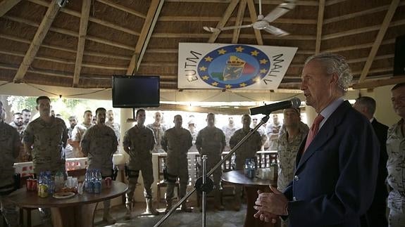 El ministro de Defensa, Pedro Morenés, dunte su intervención en la visita que ha realizado al Cuartel General de la Training Task Force en Koulikoro (Mali), donde España tiene 108 efectivos