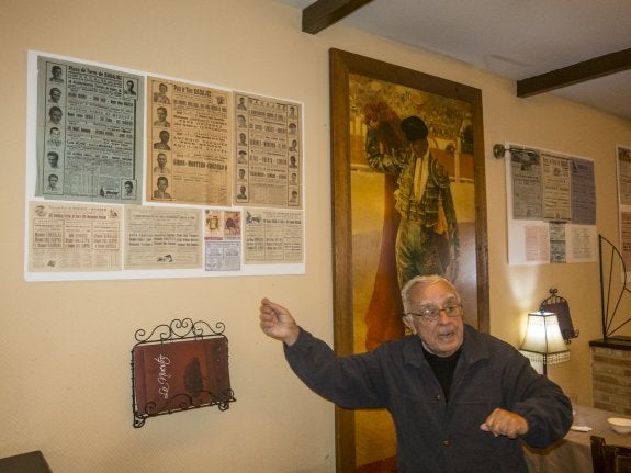 Francisco Naharro muestra alguno de los carteles históricos que expone en 'Lo Nuestro'. :: pakopí