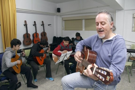 Sebastían Díaz Iglesias imparte Música en el primer ciclo de Educación Secundaria en el IES El Brocense. :: marisa núñez 