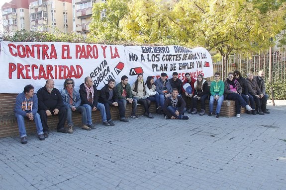 Algunos de los participantes en el encierro, a la entrada de la iglesia. :: marisa núñez