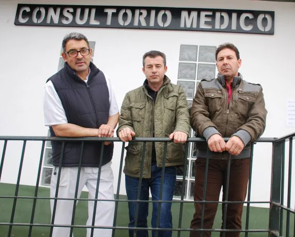 Tomás Sánchez, Benjamín Vega y Antonio García, ante el Consultorio de Torrecillas. :: j. s.