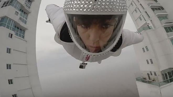 Una modelo italiana vuela entre dos edificios en Panamá