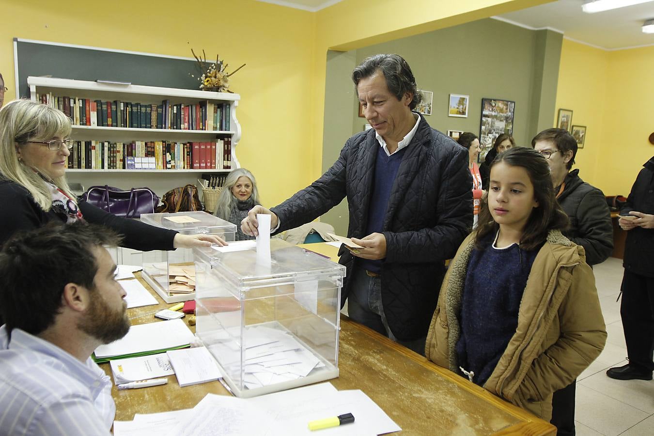Carlos Floriano (PP) ha votado en la Universidad Popular de Cáceres:: MARISA NÚÑEZ