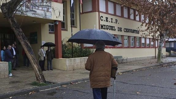 Votantes en un colegio electoral de Mérida:: J.M. ROMERO