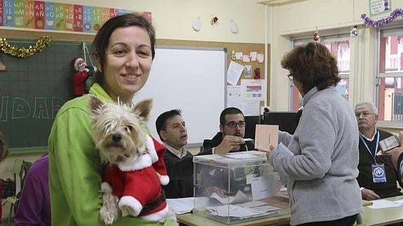 Una votante ha acudido a votar con su perro en Mérida:: HOY