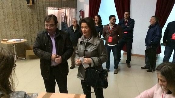 Fernández Vara ha votado junto a su mujer en la Casa de Cultura de Olivenza:: HOY