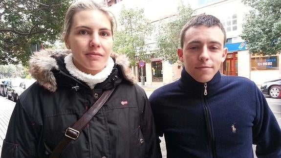 La agente de Policía María Ángeles Andrada y el militar Francisco José Cabanillas que salvaron a la mujer que sufrió un paro cardiaco en plena calle.