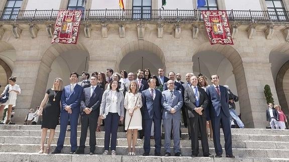 Foto de familia de la Corporación el día que tomó posesión del cargo la alcaldesa y los concejales. 