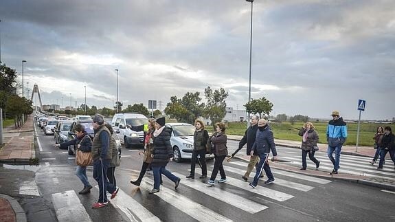 Amigos y familiares han finalizado la marcha en el paso de peatones en el que falleció Dolores González Morillo 