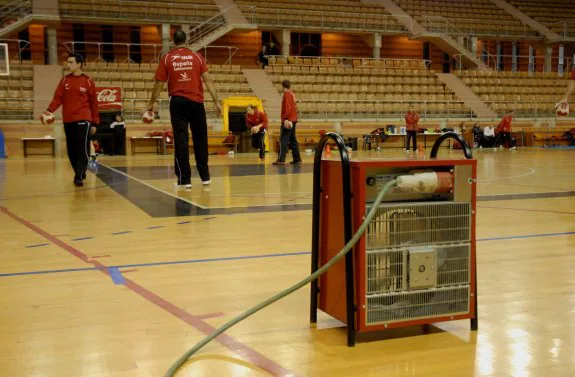 Calefactores en el pabellón de la Granadilla contra la humedad, en 2010. :: HOY