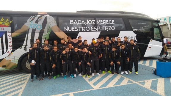 Buena parte de la plantilla blanquinegra posa delante del nuevo y flamante autobús del Badajoz. :: C.M.