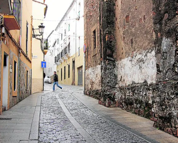 Muro posterior de Santa Clara en la calle Fuente Nueva, donde orina mucha gente, igual que en los aledaños de Pizarro. :: marisa núñez