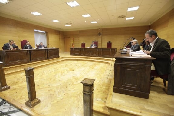 Última reunión mantenida en el TSJEx entre el Ayuntamiento y los abogados de los propietarios. :: l. c.