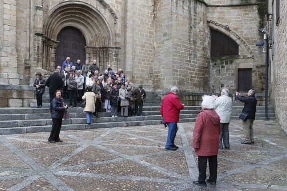 Turistas en el casco viejo la pasada Semana Santa. :: andy solé