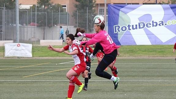 Jugada del penalti sobre Peke que supuso la expulsión de la portera del Huelva Sarita Serrat:: POL GARCÍA | BADAJOZ DEPORTES