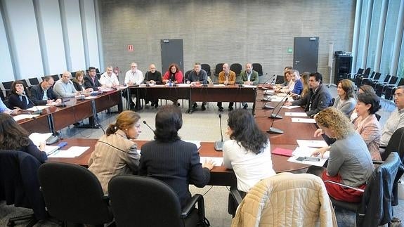 Reunión entre la Junta de Extremadura y los representantes sindicales en una mesa negociadora:: HOY