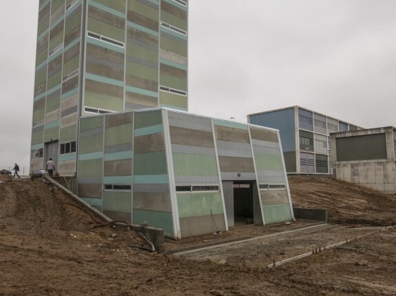  Torre. Este centro de ensayo de elevación se ubica entre el Instituto Anatómico Forense y la Facultad de Educación. :: pakopí