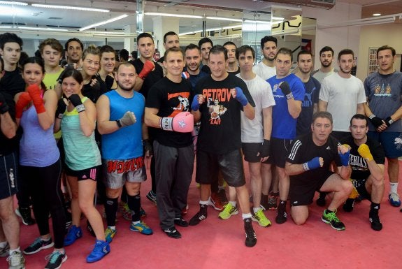 Petr Petrov (centro) visitó ayer la escuela de Pinna. :: casimiro moreno