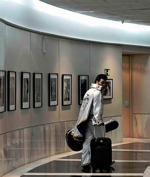 Paco Fernández, saliendo del Teatro López de Ayala:: CHAMI