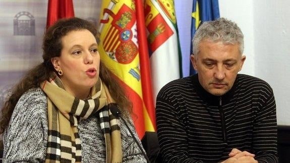 La portavoz del PSOE, Carmen Yáñez, junto al concejal de Empleo, Francisco J. Bustamante. :: J. M. ROMERO