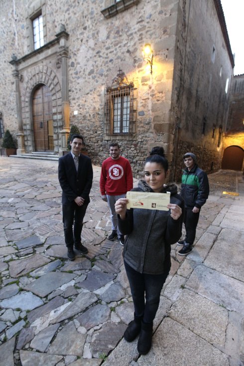 María Mozo con el cheque de la gallina, que nadie le paga. l.c.
