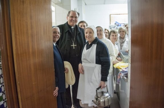 El arzobispo, feliz, junto a las religiosas y a las voluntarias del comedor de las Hijas de la Caridad. :: pakopí