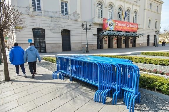 Vallas preparadas en Minayo para acotar las zonas verdes. :: J. V. A.