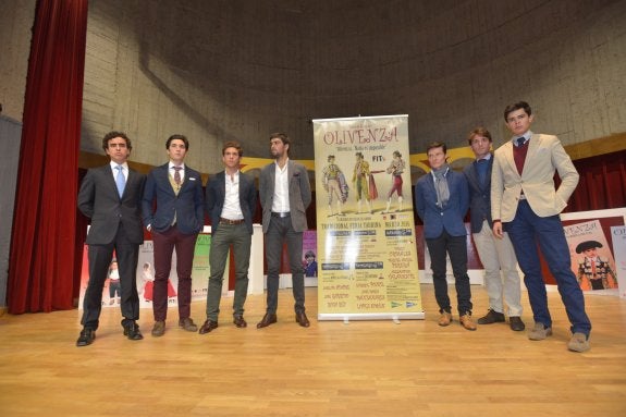 Los toreros presentes en la puesta de largo de la Feria de Olivenza posaron junto al cartel. :: j.v. arnelas