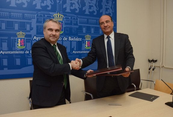 Fragoso y Julio Morales, tras la firma del contrato. :: casimiro moreno