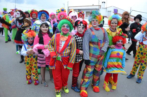 Un grupo de payasos desfila por las calles de Los Santos. 