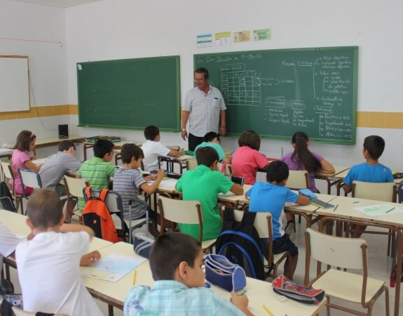 Un maestro imparte clase en un colegio público de la región. :: hoy