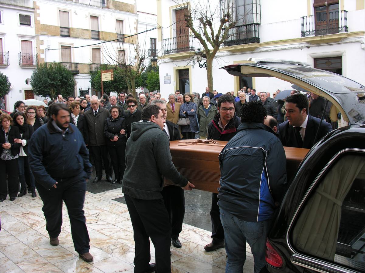 El exalcalde, Bernardino Píriz Antón, porta junto a otros familiares el féretro de su tio. 