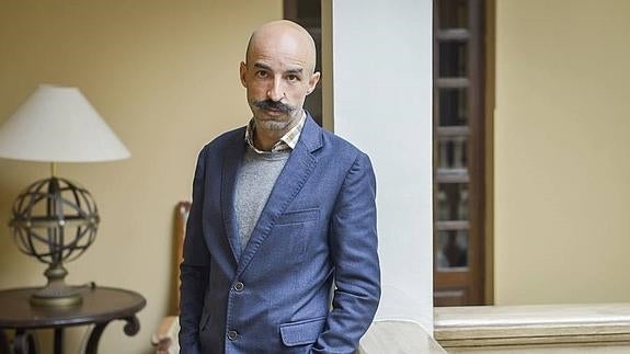 El extremeño Jesús Carrasco publica 'La tierra que pisamos' tras el éxito de 'Intemperie'