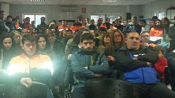 Asamblea de trabajadores celebrada este jueves en las instalaciones de la mina de Monesterio:: L.V.