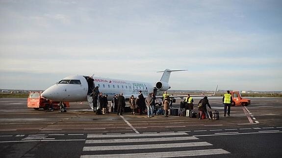 Badajoz recupera los vuelos con la llegada de 44 pasajeros de Barcelona