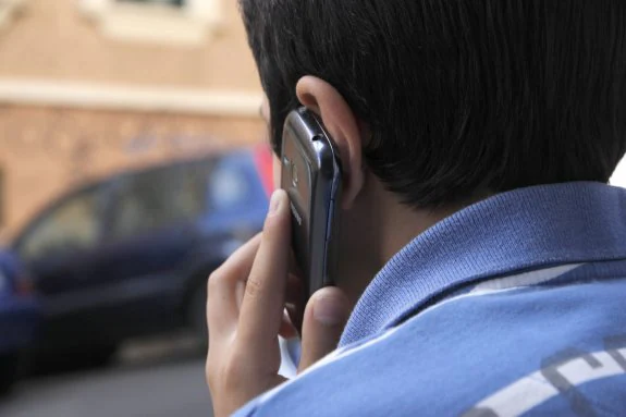 El teléfono móvil es el dispositivo tecnológico más usado por los escolares extremeños. :: hoy