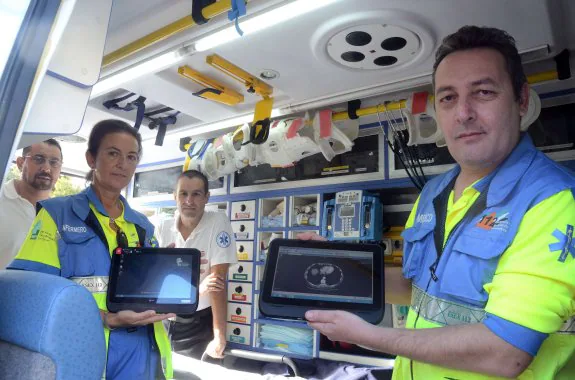 Sanitarios de la Unidad Medicalizada del 112 con tabletas para acceder a historiales clínicos. :: brígido