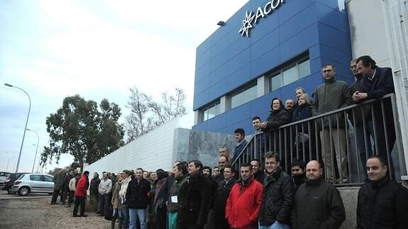 Protesta de trabajadores de Acorex, en la sede central del grupo, en Mérida en diciembre de 2013. 