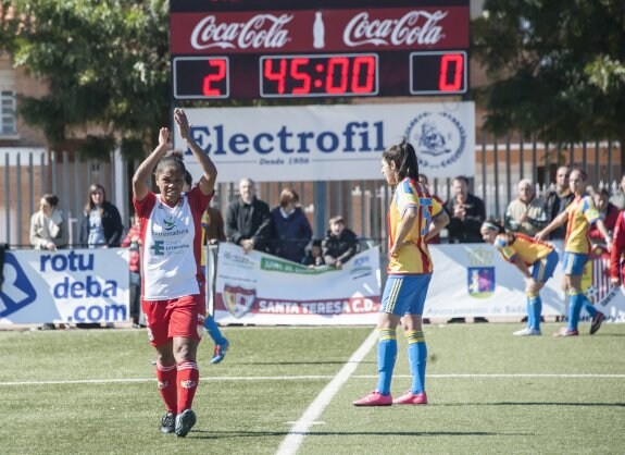 Vania saluda a la afición en su cambio en el 90, con el marcador de 2-0 al fondo en El Vivero. :: pakopí