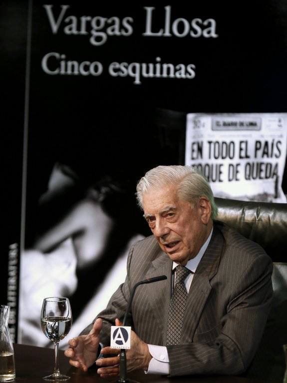 Vargas Llosa presentó ayer su última novela. :: EFE