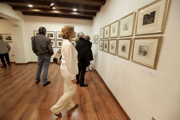 Los primeros visitantes disfrutaron ayer de la colección de grabados de Francisco de Goya. :: l. cordero