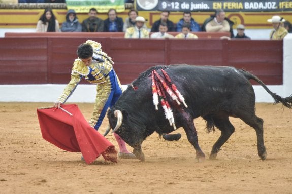 Leo Valadez corta la única oreja  de una desapacible tarde en Olivenza