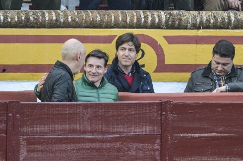 Diego Urdiales en un burladero del callejón con Antonio Barrera.