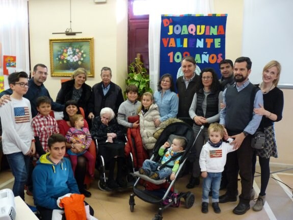Joaquina Valiente, de 109 años, rodeada de su familia. :: hoy