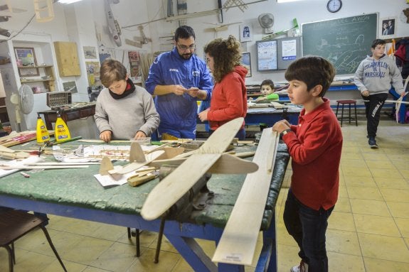 Los participantes crean sus propias maquetas en el taller. :: josé vicente arnelas