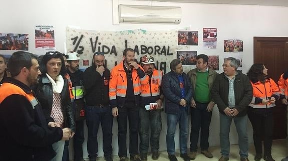 Los trabajadores de la empresa de la mina Aguablanca de Monesterio (Badajoz) han finalizado hoy el encierro que mantenían