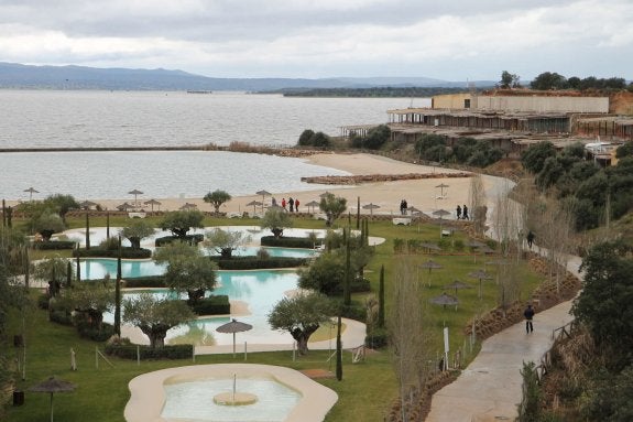 Playa artificial del complejo de ocio, ubicado en una isla de 130 hectáreas cerca de Navalmoral. :: hoy